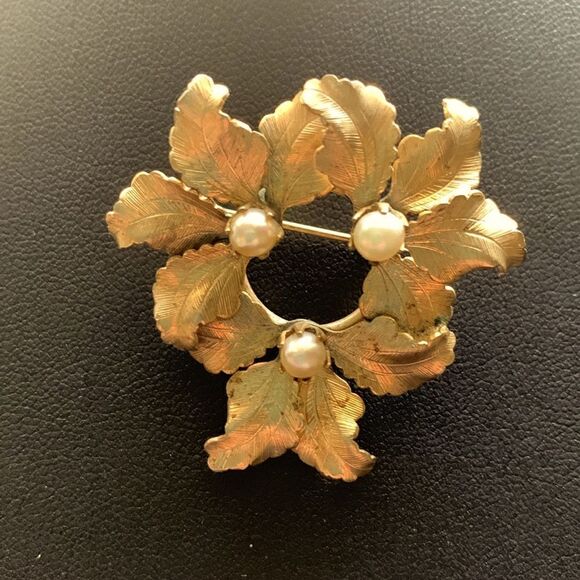 Lovely Vintage Genuine Pearls in Brushed Gold Leaves Brooch n CLIP Earrings Set - Picture 2 of 4